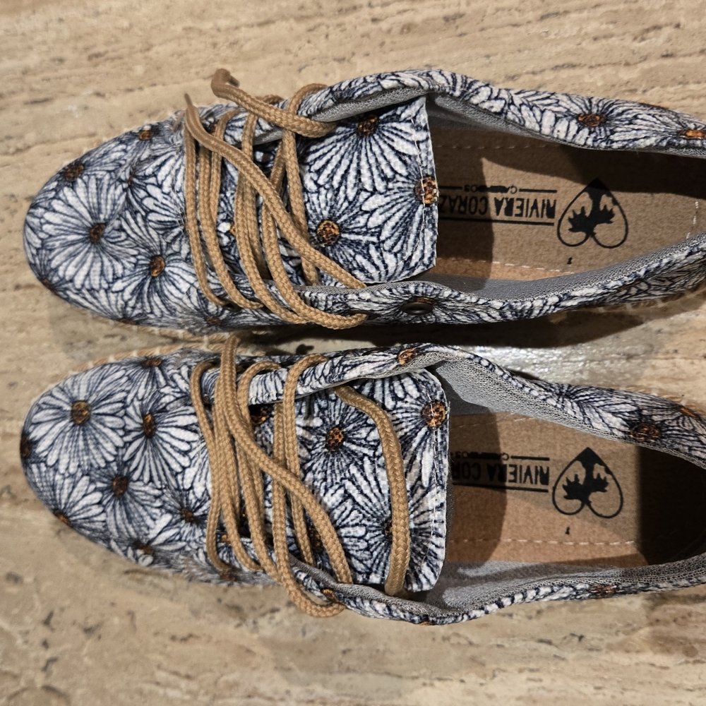 Riviera Gray‎ and Tan Flats with Intricate Design